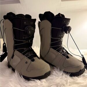 Ride Sage Size 5 Big Girl Snowboard Boots